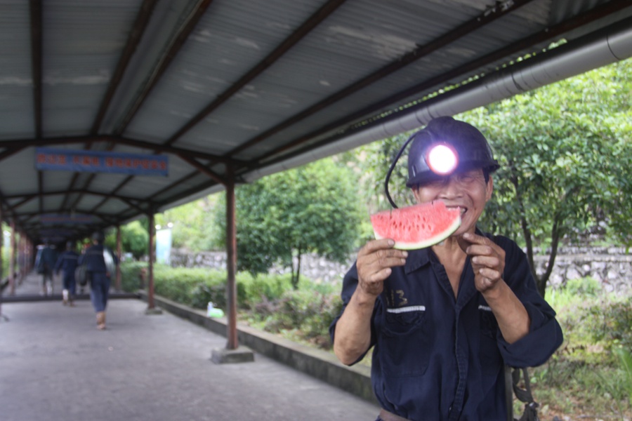 烈日战酷暑 有情送清凉