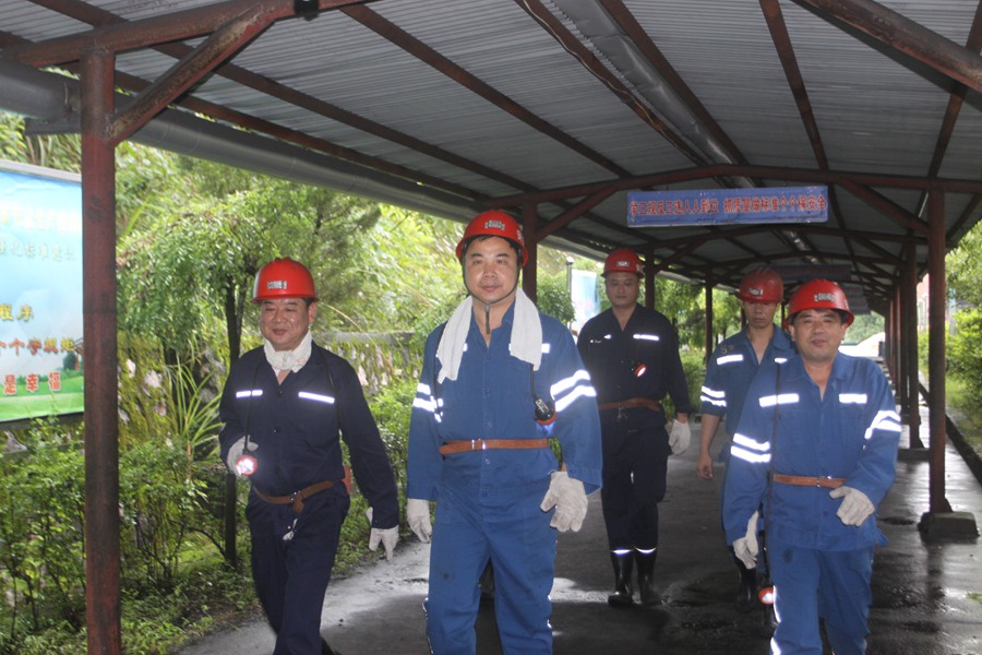 安源煤业集团对沿沟煤矿进行安全生产督导