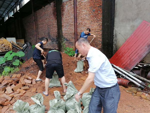 山洪暴发，乐矿能源供应分公司干群连续两次抗洪救险