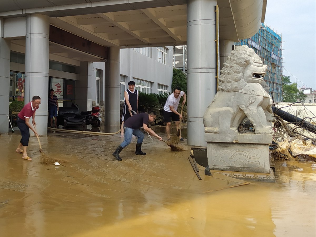 洪水退  党员进 --乐矿能源机关灾后恢复纪实