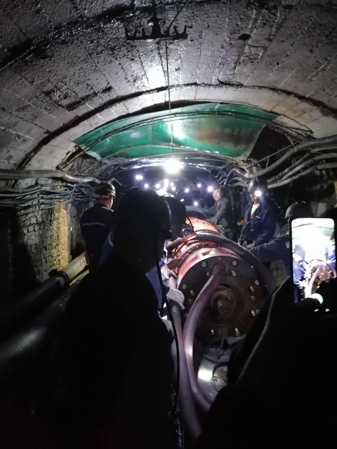 防汛抢险,同志们奋战在第一线