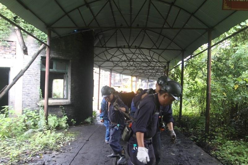 防汛抢险,同志们奋战在第一线