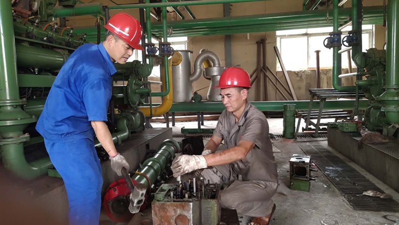 挥汗如雨战高温,全力以赴保生产