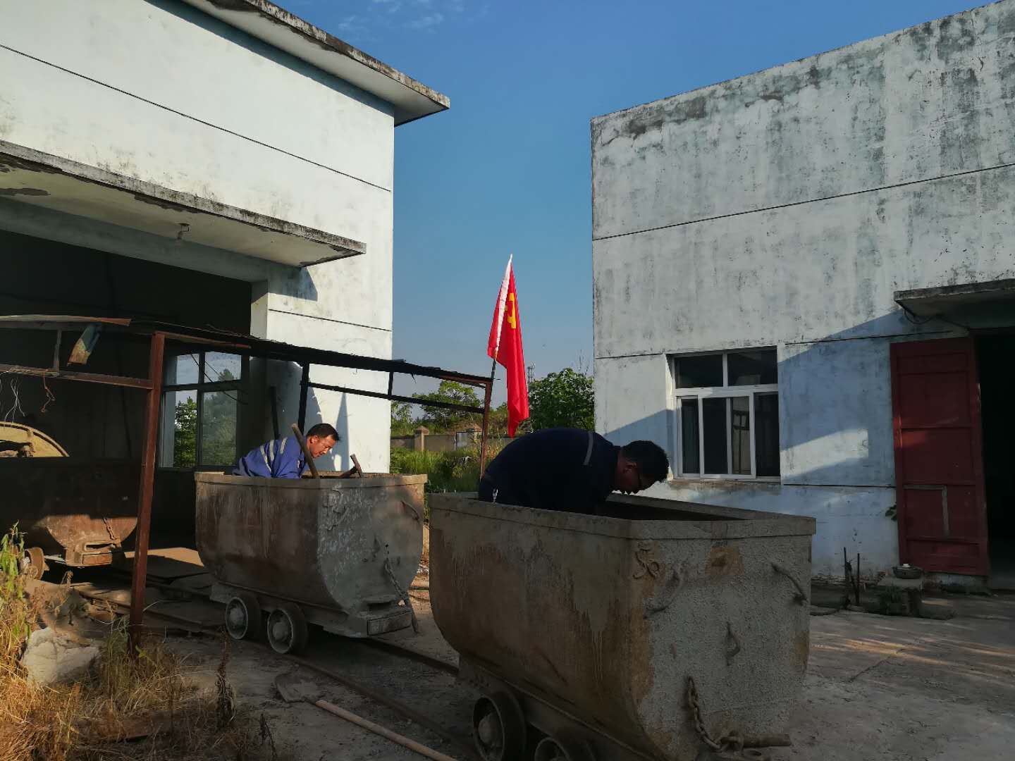 一场“战高温、铲桶底”的义务劳动在鲜红的党旗下拉开帷幕