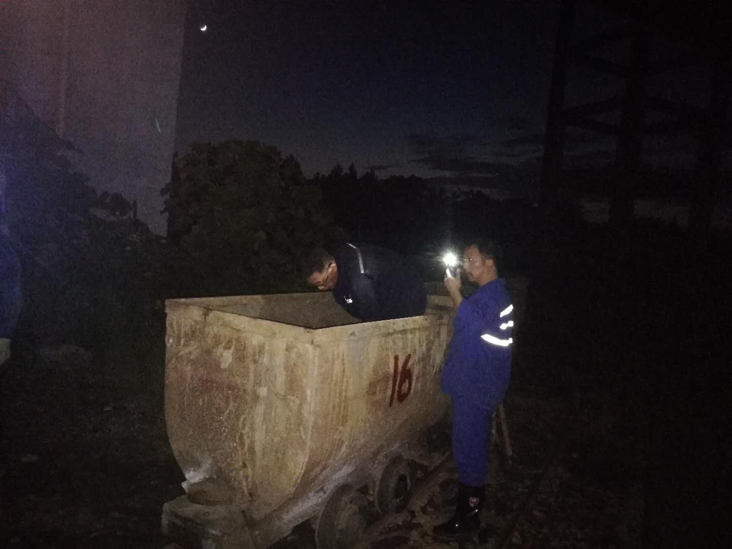 一场“战高温、铲桶底”的义务劳动在鲜红的党旗下拉开帷幕