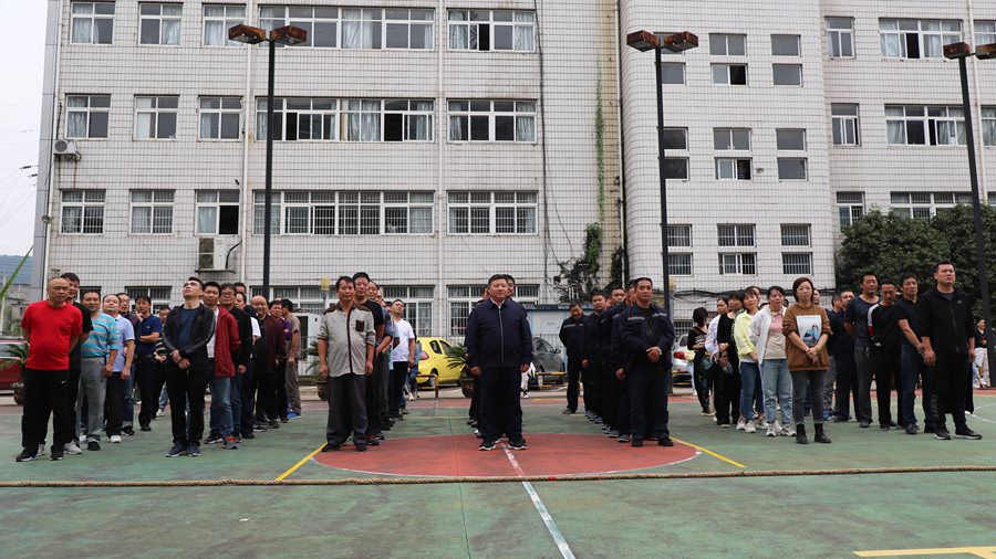 蔡正华、钟凯平带头参加 乐矿能源 “迎国庆”职工男女混合拔河比赛!