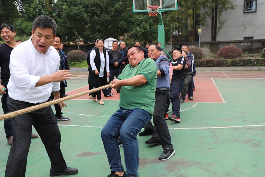 蔡正华、钟凯平带头参加 乐矿能源 “迎国庆”职工男女混合拔河比赛!