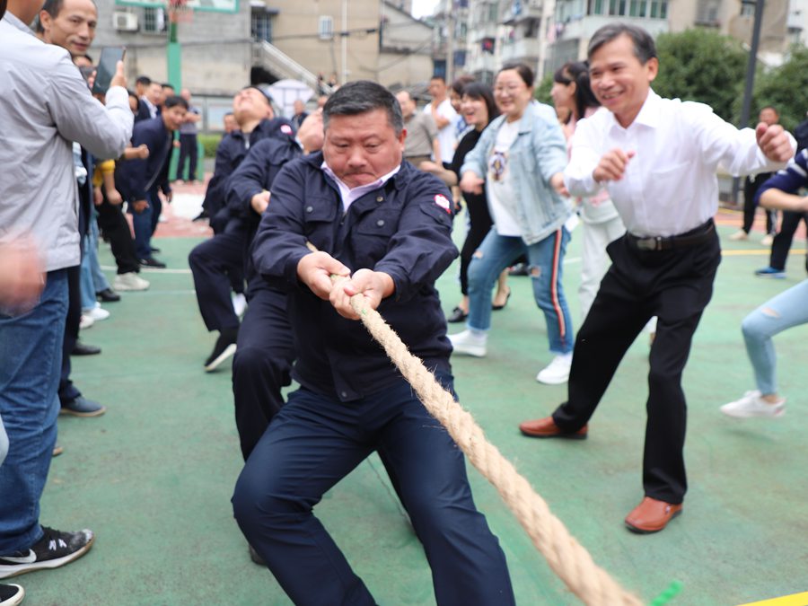 蔡正华、钟凯平带头参加 乐矿能源 “迎国庆”职工男女混合拔河比赛!