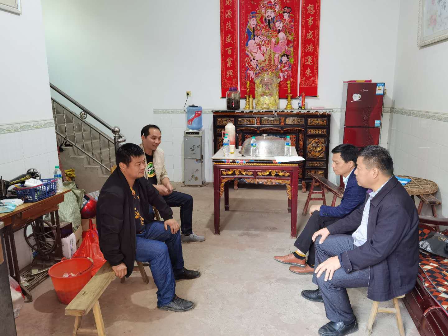 工友发生意外后,他们都在这样做