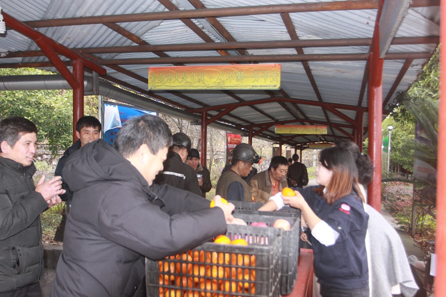 沿沟煤矿工会开展送平安送祝福送温暖活动