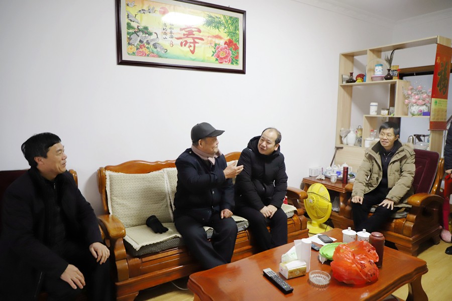气温骤降,爱心升温——杨建平走访慰问离休干部