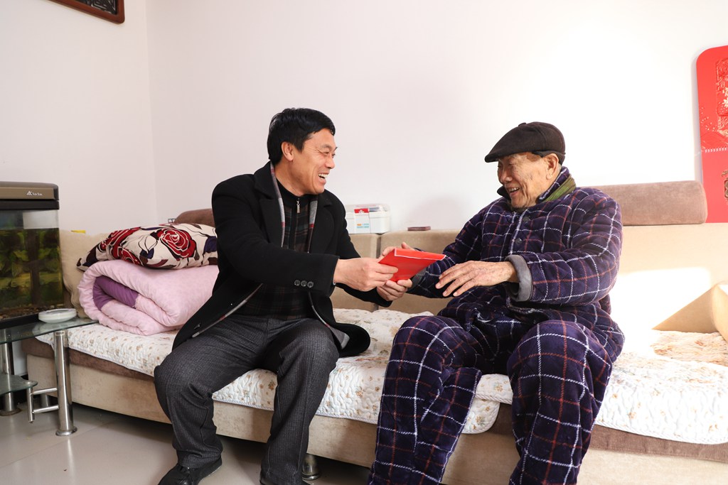 乐矿能源领导深入基层开展春节走访慰问