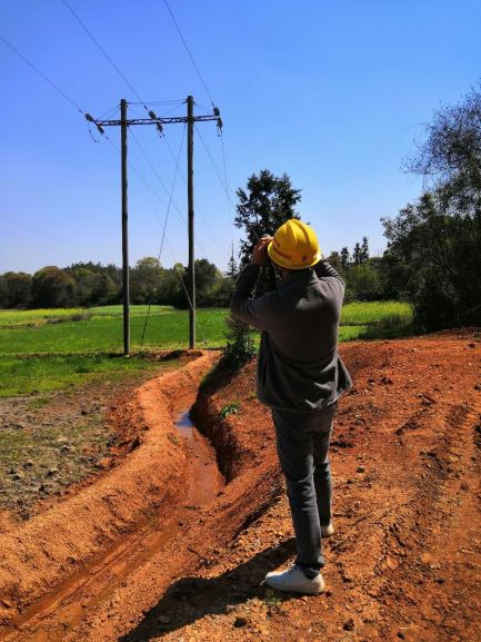 他们趟水田、跨沟壑，斩荆棘、穿密林巡查供电线路