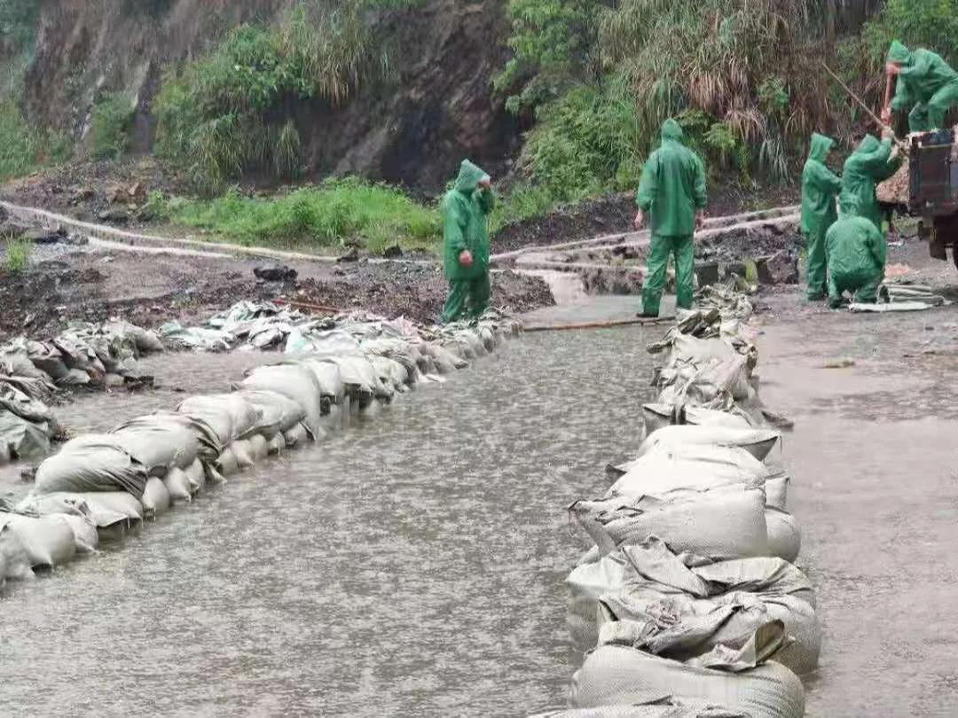 当险情发生时,他们冲上去了