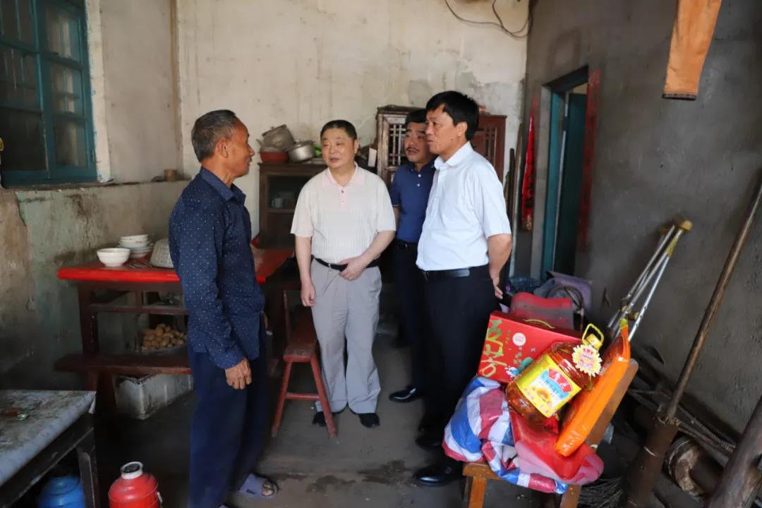 百名党员干部结对百个矿工家庭 李圣德到乐矿能源走访慰问