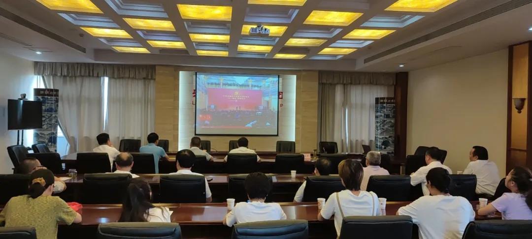 乐矿能源组织党员 员工收听收看“七一勋章”授予仪式