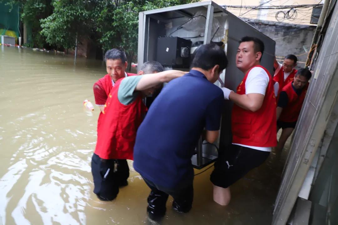 洪水中那身“红马甲”格外鲜艳
