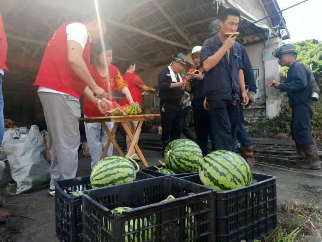 你们鏖战酷署，我们来送清凉