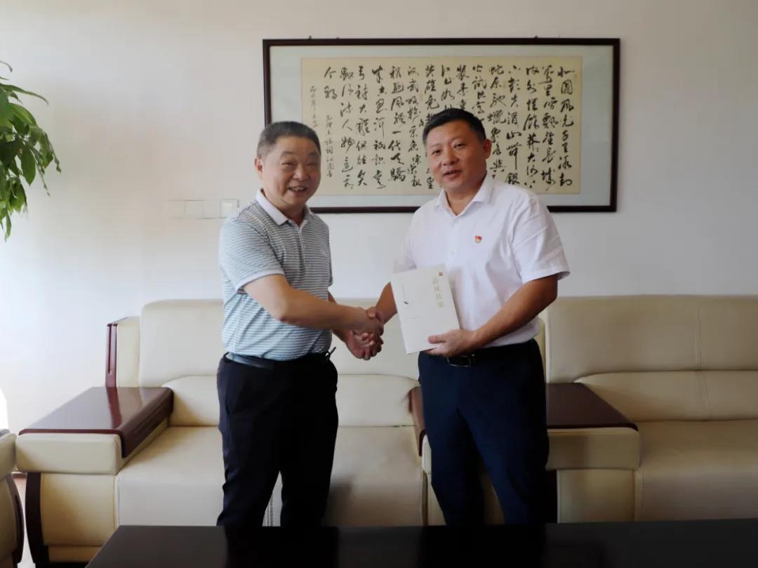 李圣德到乐矿能源送廉洁家风书籍