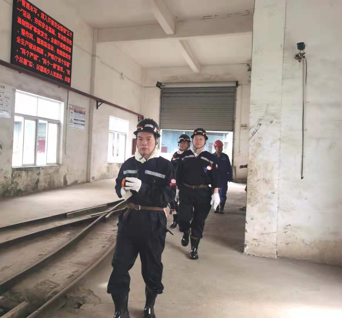 易光藕深入新鸣煤业督导安全工作