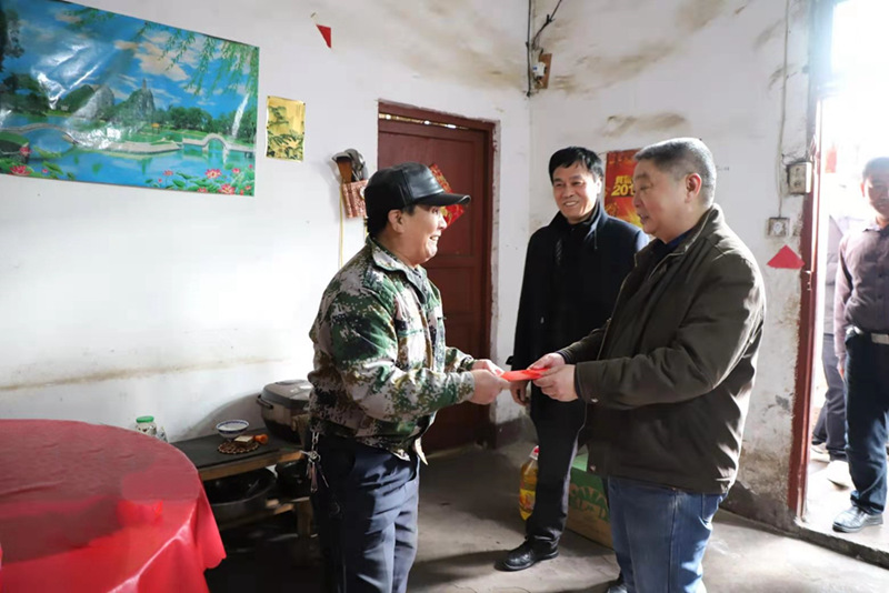 李圣德到乐矿能源走访慰问困难党员、困难职工