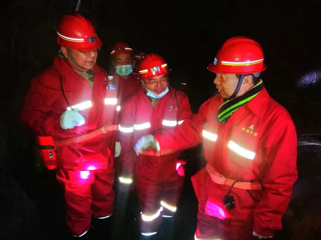 陕西省韩城市委书记亢振峰深入乐矿能源监管煤矿杏树沟煤矿检查指导工作