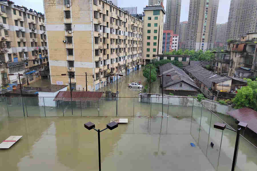 洪水过后，鲜艳的党旗迎风飘扬