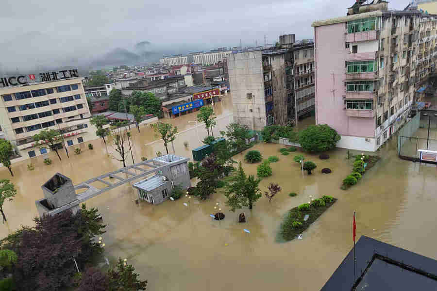 洪水过后，鲜艳的党旗迎风飘扬