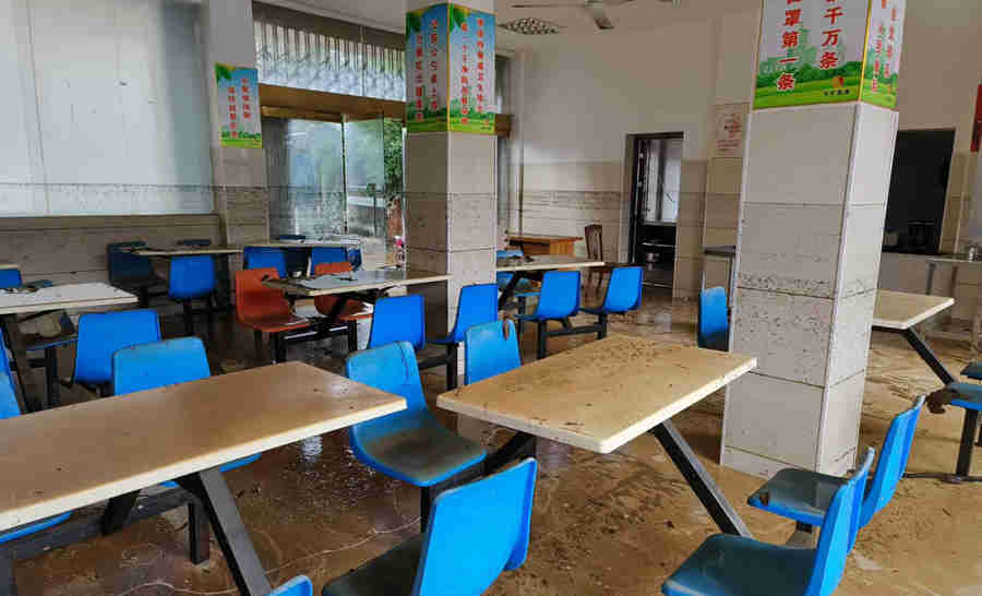 洪水过后，鲜艳的党旗迎风飘扬