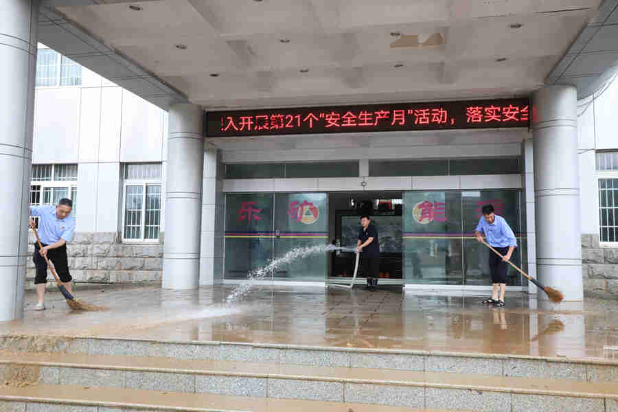 洪水过后，鲜艳的党旗迎风飘扬