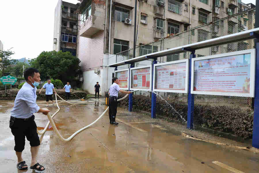 洪水过后，鲜艳的党旗迎风飘扬