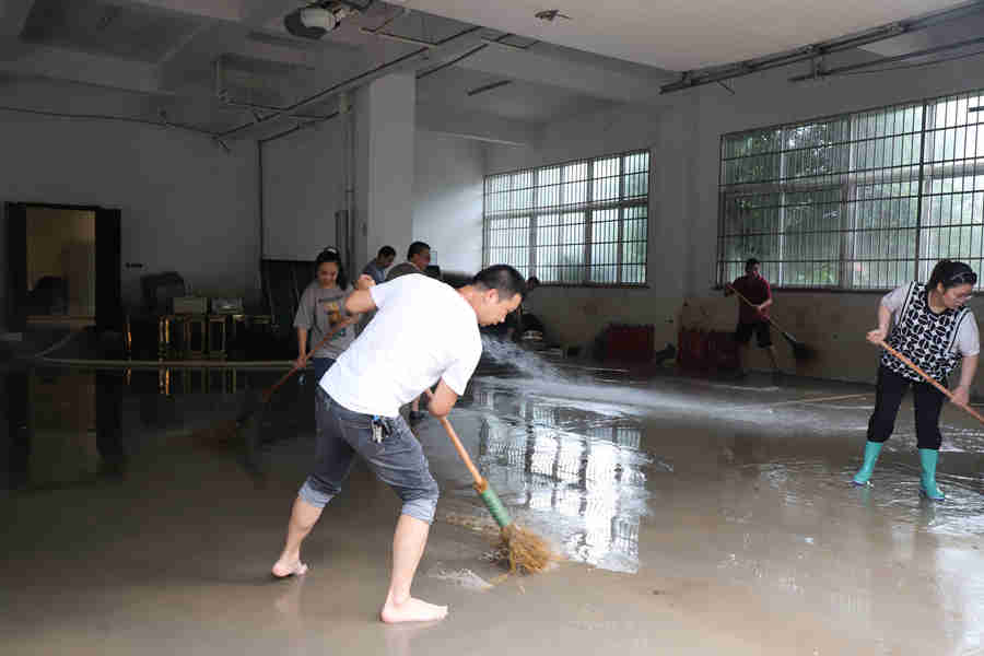 洪水过后，鲜艳的党旗迎风飘扬