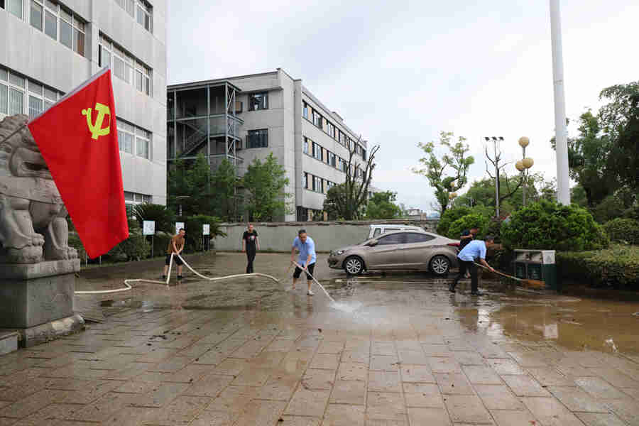 洪水过后，鲜艳的党旗迎风飘扬