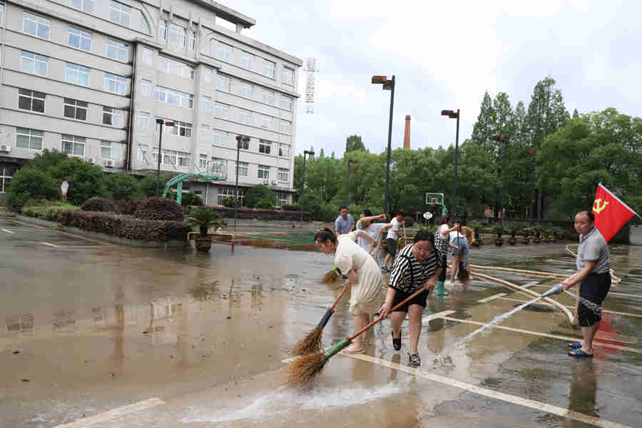 洪水过后，鲜艳的党旗迎风飘扬