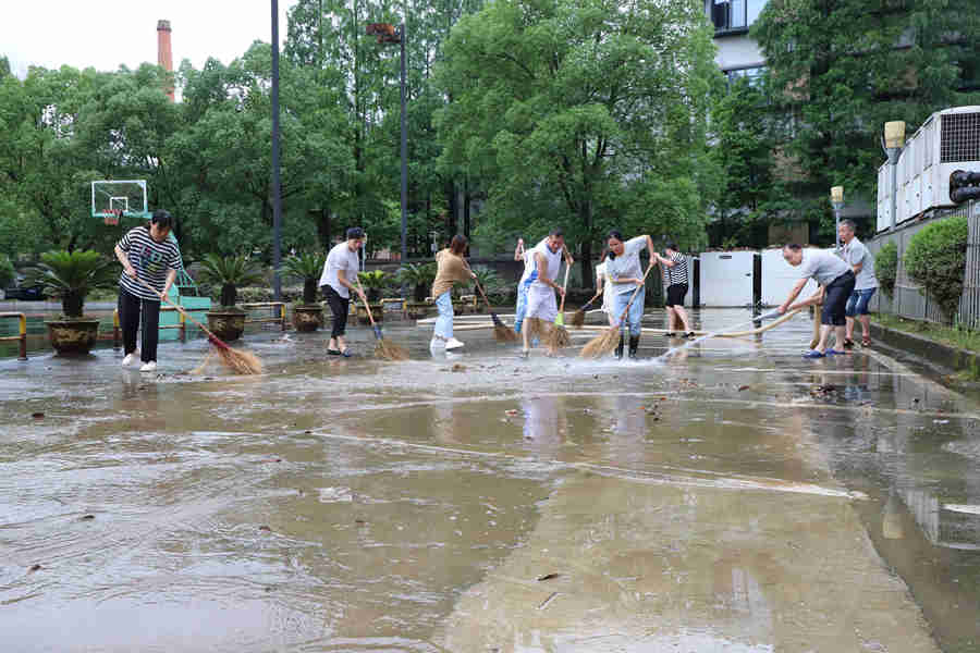 洪水过后，鲜艳的党旗迎风飘扬