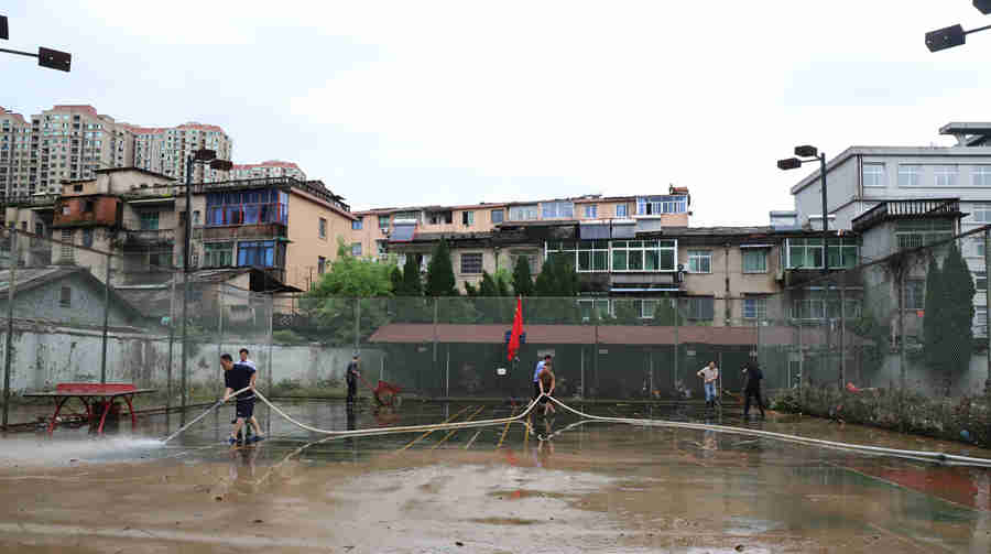 洪水过后，鲜艳的党旗迎风飘扬