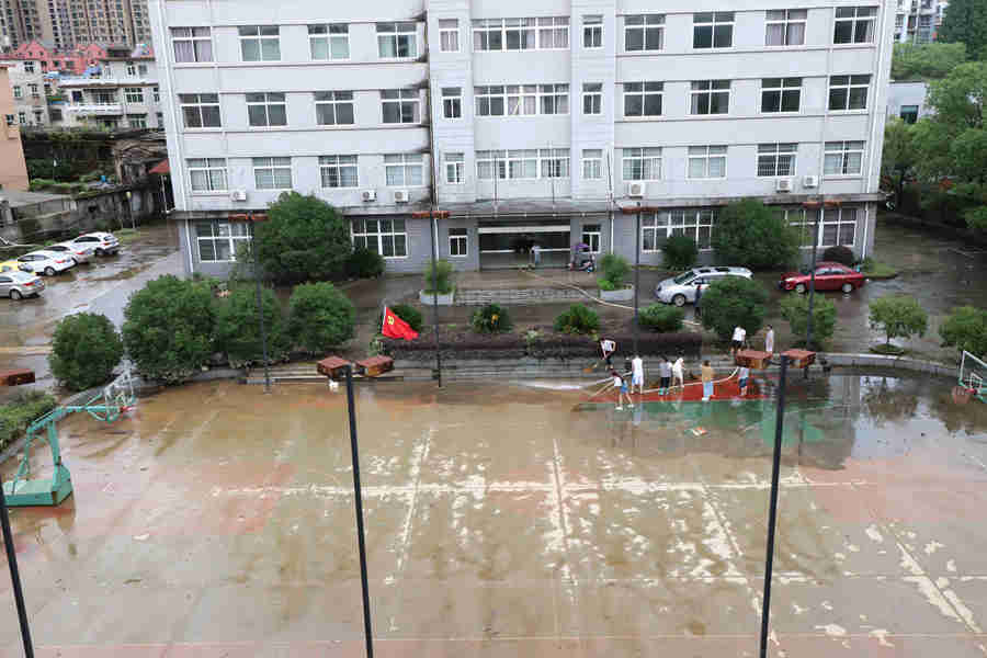 洪水过后，鲜艳的党旗迎风飘扬