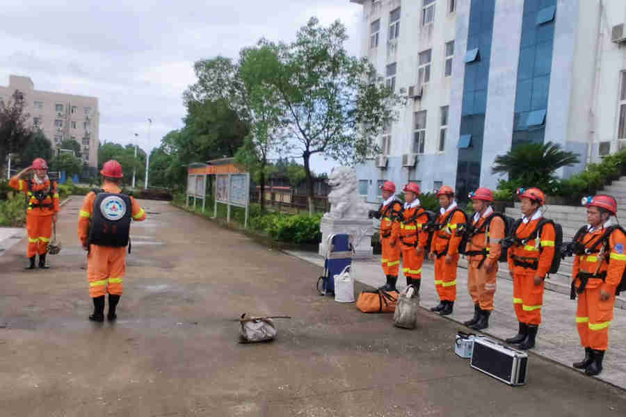鸣西煤矿开展水害事故救援应急演练
