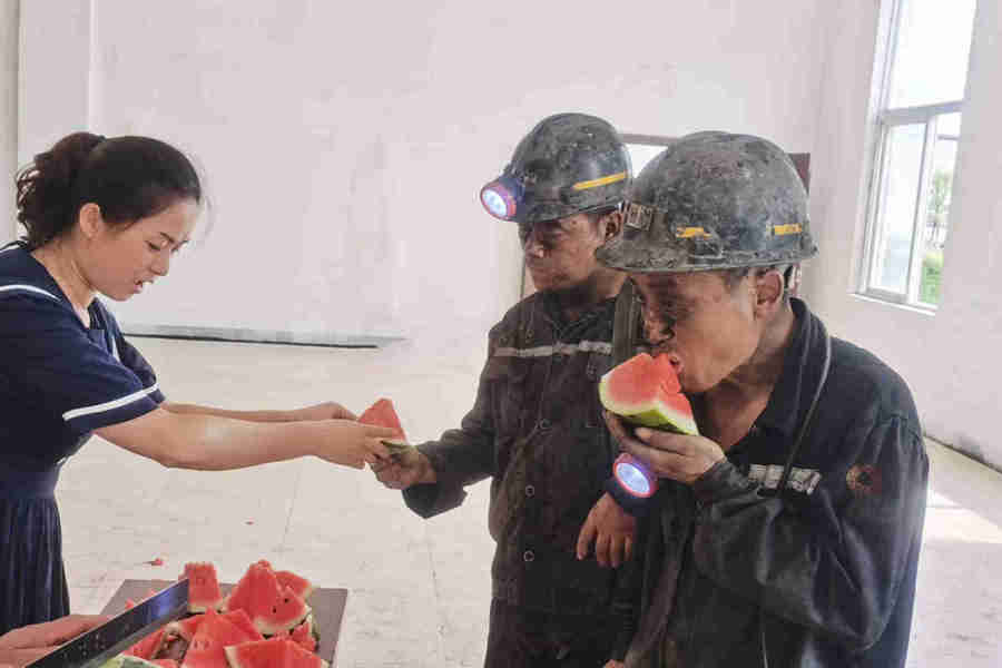 鸣西煤矿“夏日送清凉”开始了！