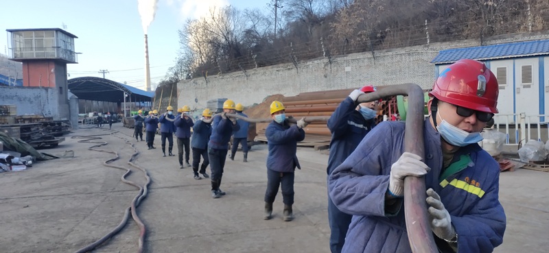 决战年末不畏寒,清晨号子胜欢歌 ----黄陵分公司组织党员志愿者活动