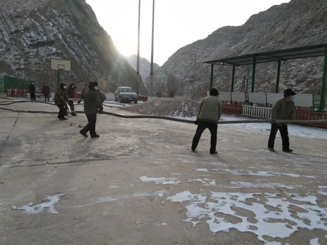 新疆拜城分公司紧锣密鼓安装供暖设备保民生保运转