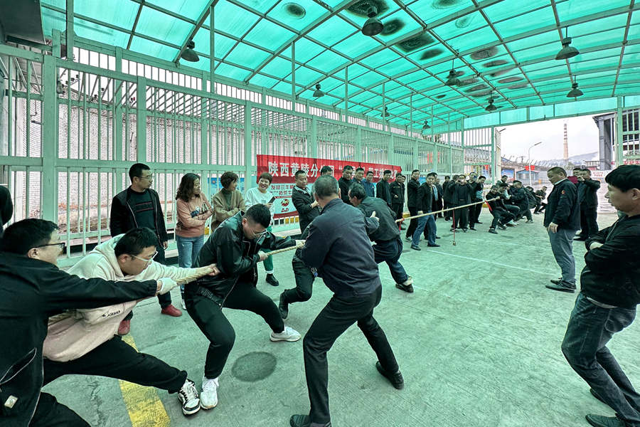 黄陵分公司举行职工拔河比赛