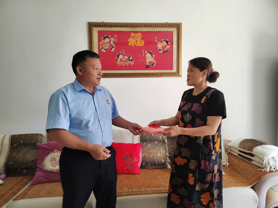 蔡正华国庆前夕走访慰问因公殉职家属