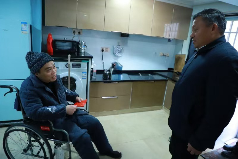 乐矿能源集团春节走访慰问劳动模范、困难党员、困难职工