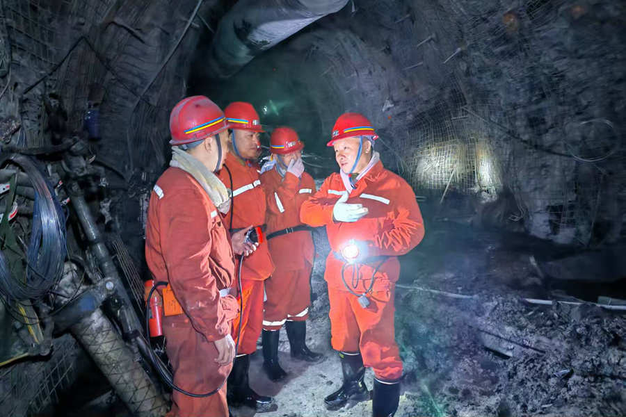 蔡正华深入陕西公司调研指导工作