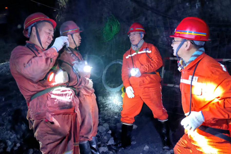 国庆期间,束华英带队督导省外安全生产